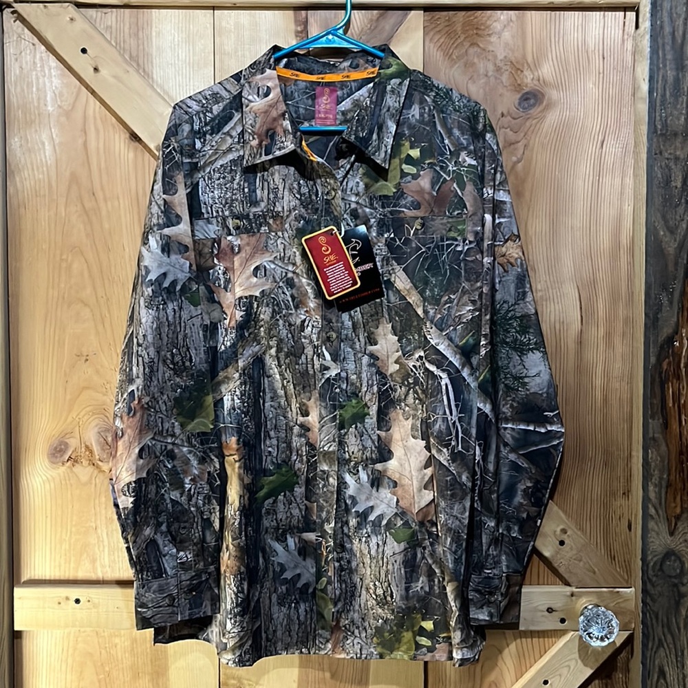 NWT SHE Outdoor XXL camo long sleeve button up, has front pockets